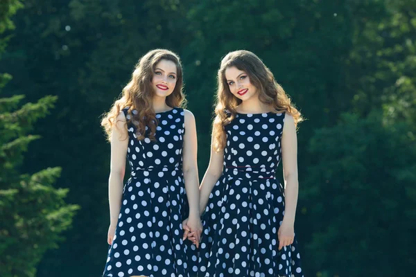 İki güzel gülümseyen kız kız kardeş