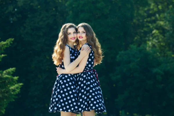 Twee mooie lachende meisje zusters — Stockfoto