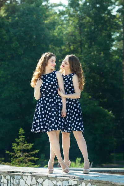 İki güzel gülümseyen kız kız kardeş