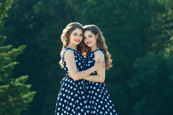 İki güzel gülümseyen kız kız kardeş