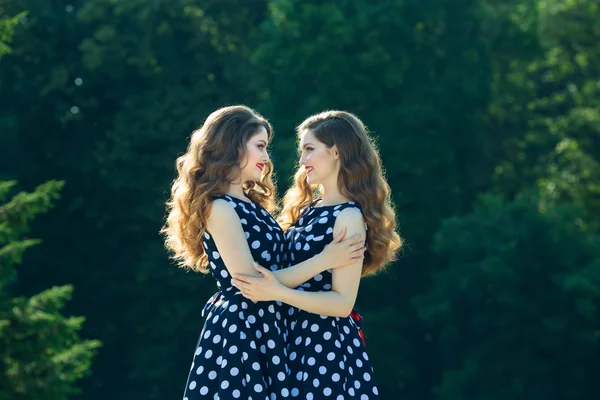 İki güzel gülümseyen kız kız kardeş