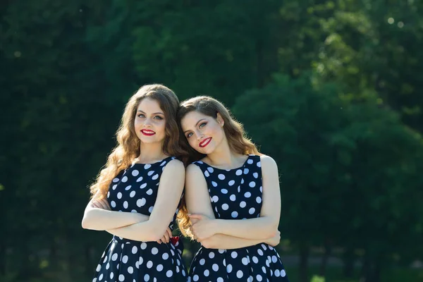 两个漂亮的微笑女孩姐妹 — 图库照片