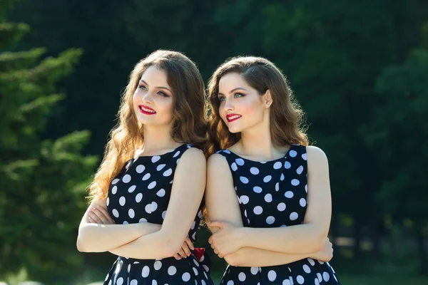 Dvě krásné sestry usmívající se dívka — Stock fotografie