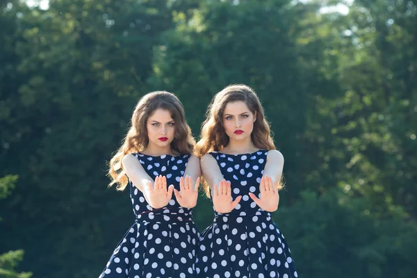 İki güzel kız kız