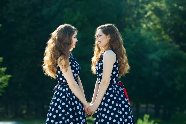 Δύο όμορφες αδερφές χαμογελαστό κορίτσι — Φωτογραφία Αρχείου