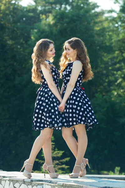 İki güzel gülümseyen kız kız kardeş