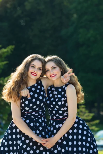 Deux belles filles souriantes sœurs — Photo