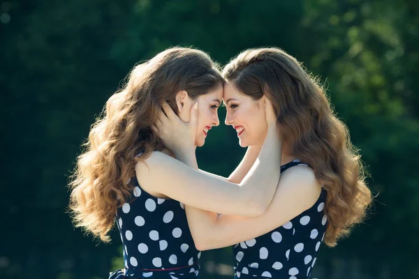 İki güzel gülümseyen kız kız kardeş