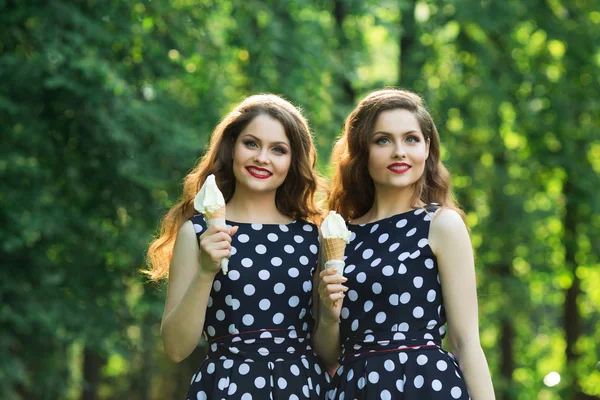 两个女朋友的妹妹双胞胎 — 图库照片