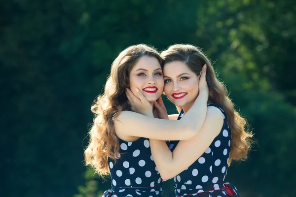 Дві красиві сестри усміхненої дівчини — стокове фото