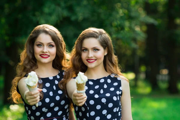 Дві подружки сестра близнюки — стокове фото