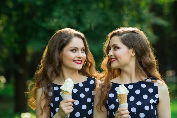 Dos novias gemelas hermanas —  Fotos de Stock
