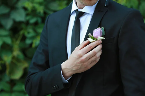 Sposo correggere un boutonniere matrimonio — Foto Stock