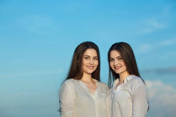 Duas belas irmãs jovens meninas gêmeas — Fotografia de Stock
