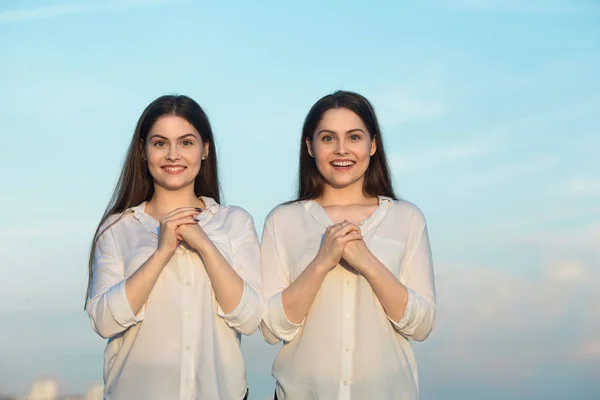 Dua adik perempuan cantik kembar — Stok Foto