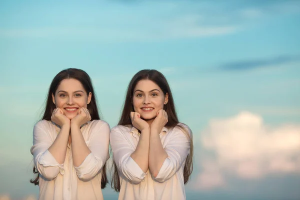 Дві красиві молоді сестри-близнючки — стокове фото