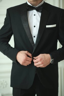 Damat ceket bir düğme tutturmak