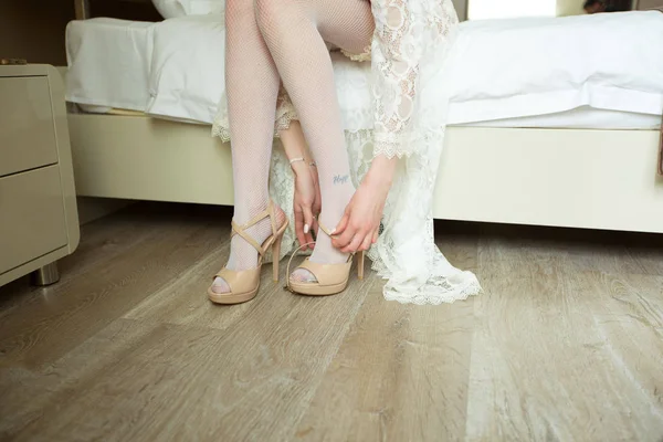 新娘在她腿上调整鞋 — 图库照片