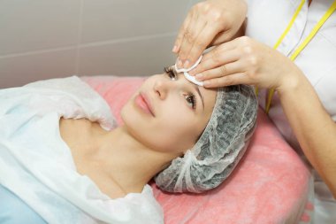 Güzel genç kız bir resepsiyonda