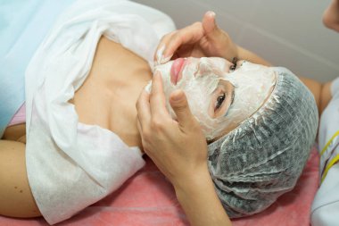 Güzel genç kız ile bir resepsiyonda 