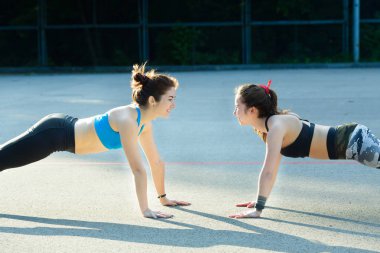 İki spor kızlar jimnastik yapan