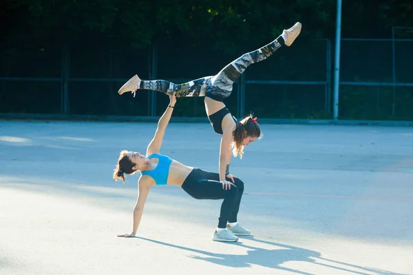 Twee sporten meisjes die zich bezighouden met Turnen — Stockfoto