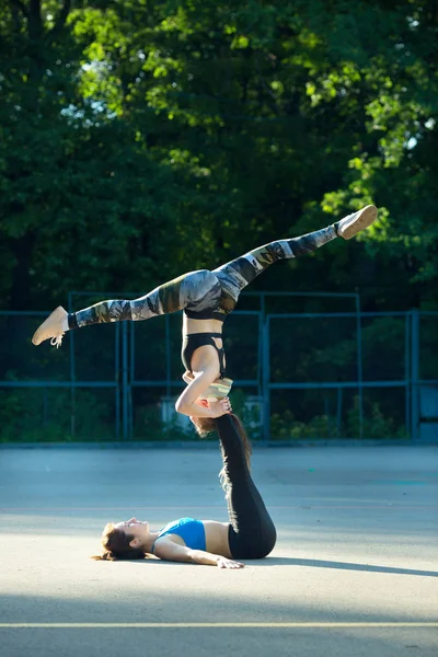 Две спортивные девушки занимаются гимнастикой — стоковое фото