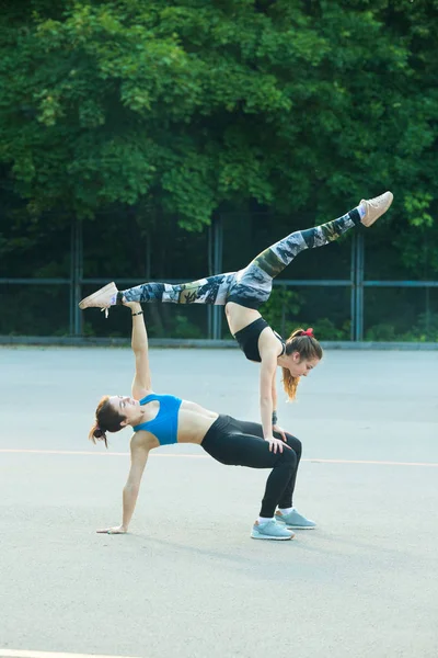 Две спортивные девушки занимаются гимнастикой — стоковое фото