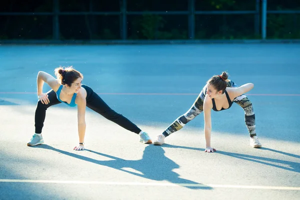 Zwei Sportlerinnen turnen — Stockfoto