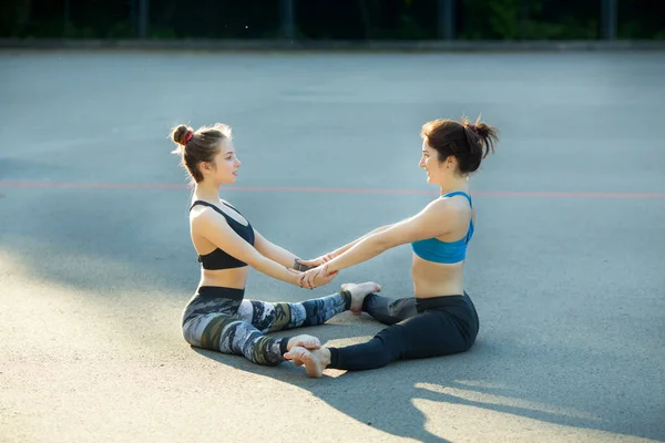 Duas meninas esportivas envolvidas em ginástica — Fotografia de Stock