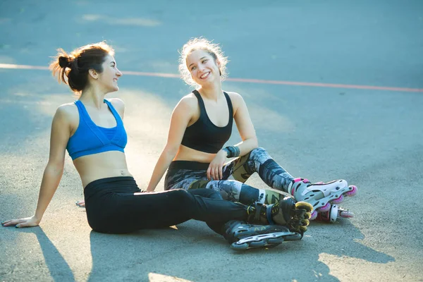 Twee jonge meisjes in pakken van de sport — Stockfoto