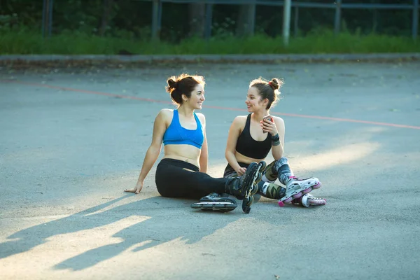 Twee jonge meisjes in pakken van de sport — Stockfoto