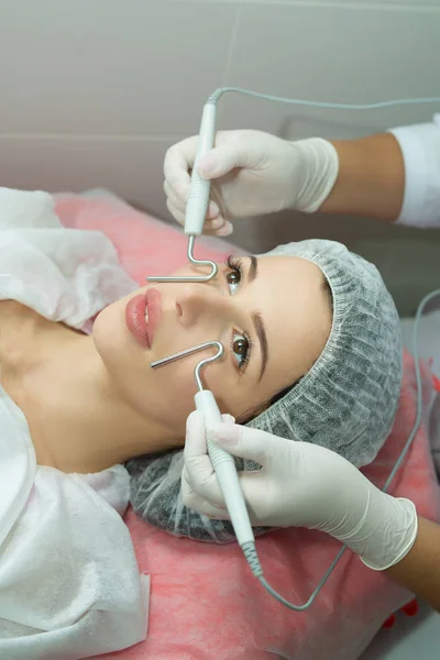 Beautiful young girl on the procedure of skin — Stock Photo, Image