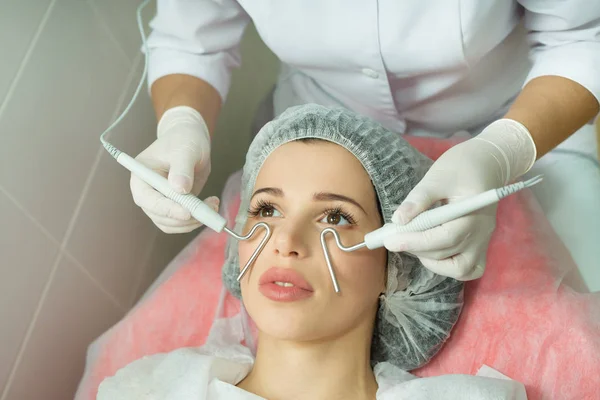 Beautiful young girl on the procedure of skin — Stock Photo, Image