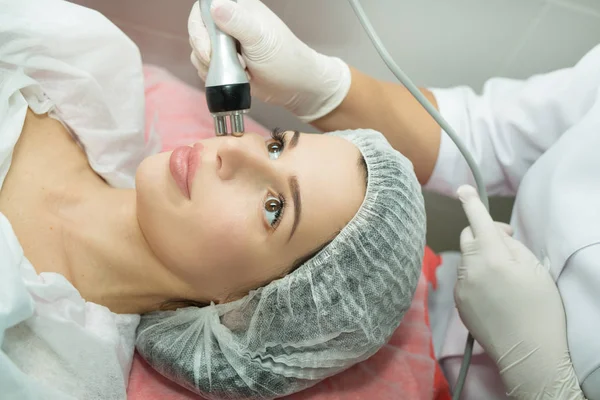 Beautiful young girl on the procedure of skin — Stock Photo, Image