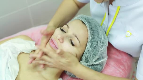 Salon doing face massage — Stock Video