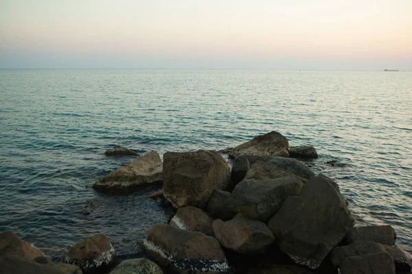 büyük karanlık taşlar denizde yatan