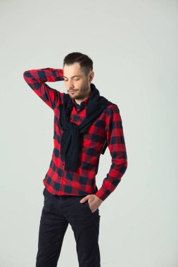 yakışıklı genç bir adam