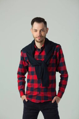 yakışıklı genç bir adam