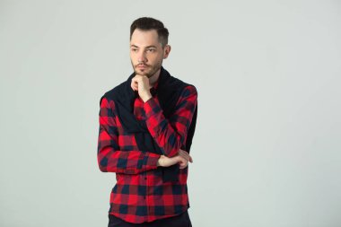 yakışıklı genç bir adam