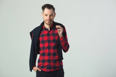 yakışıklı genç bir adam