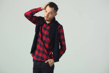 yakışıklı genç bir adam