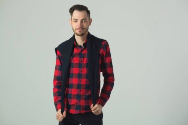 yakışıklı genç bir adam