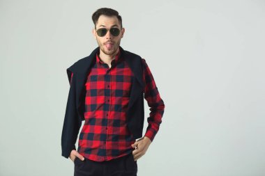 yakışıklı genç bir adam