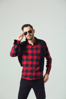 yakışıklı genç bir adam