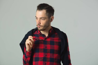 yakışıklı genç bir adam