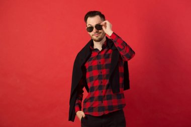 şık genç bir adam portresi