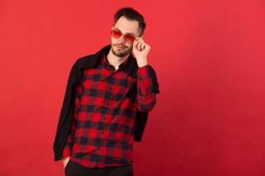 şık genç bir adam portresi 