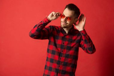 kırmızı gözlük takan Kareli gömlekli şık genç adam