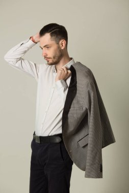 genç esmer adam beyaz gömlekli 